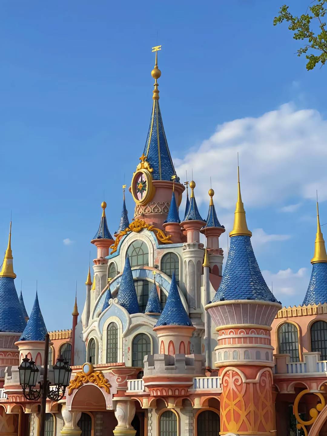 七彩文旅欢乐城城堡建筑日间全景