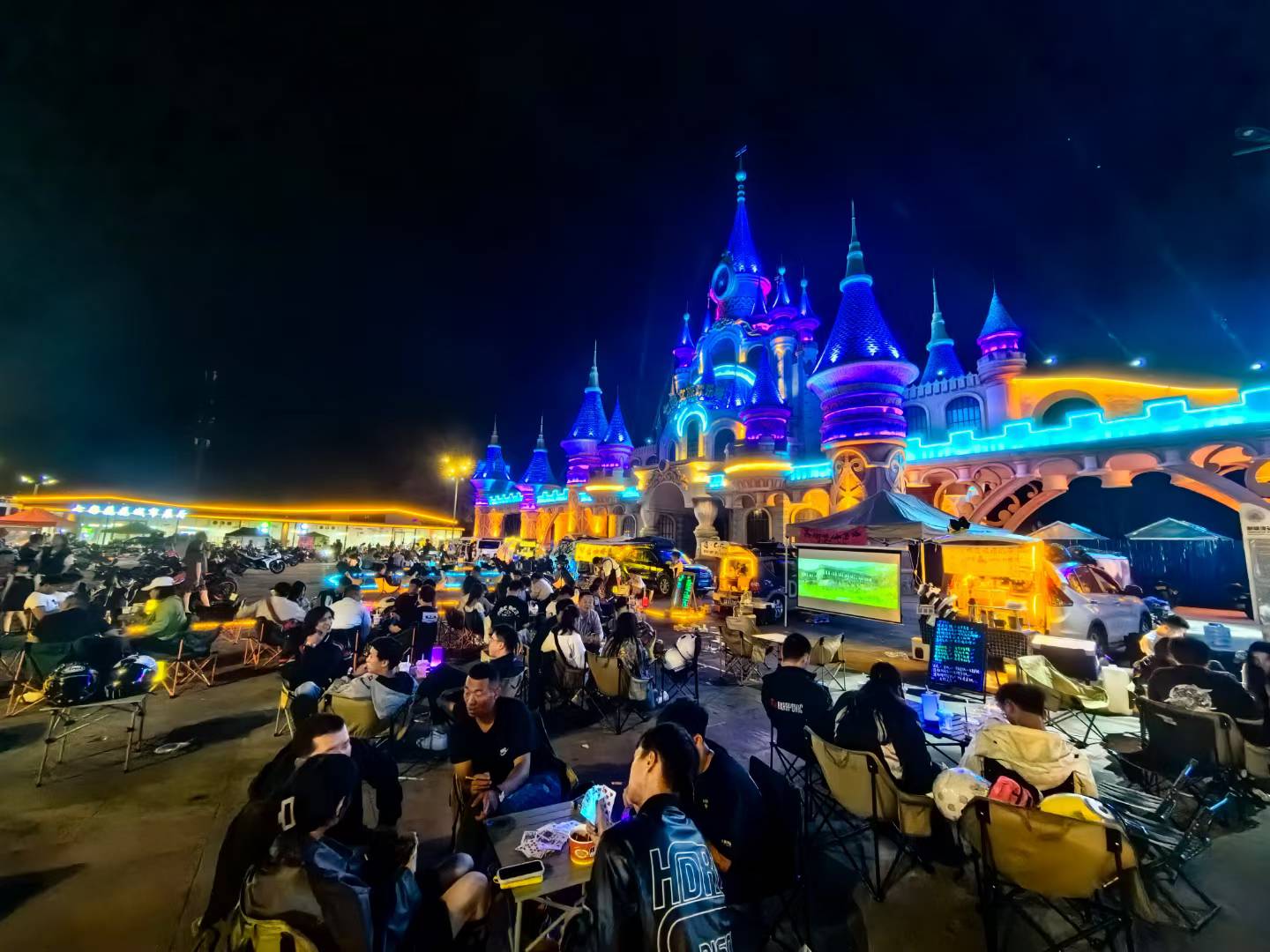 七彩文旅欢乐城夜间市集与游客休闲场景