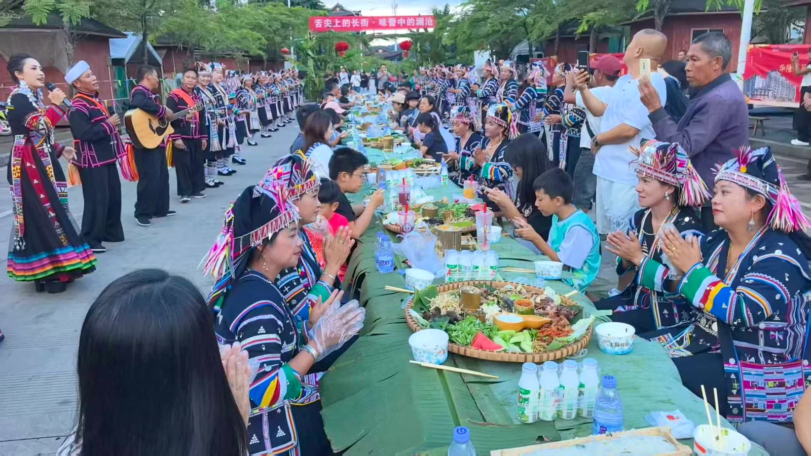 游客在澜沧长街宴品尝特色美食