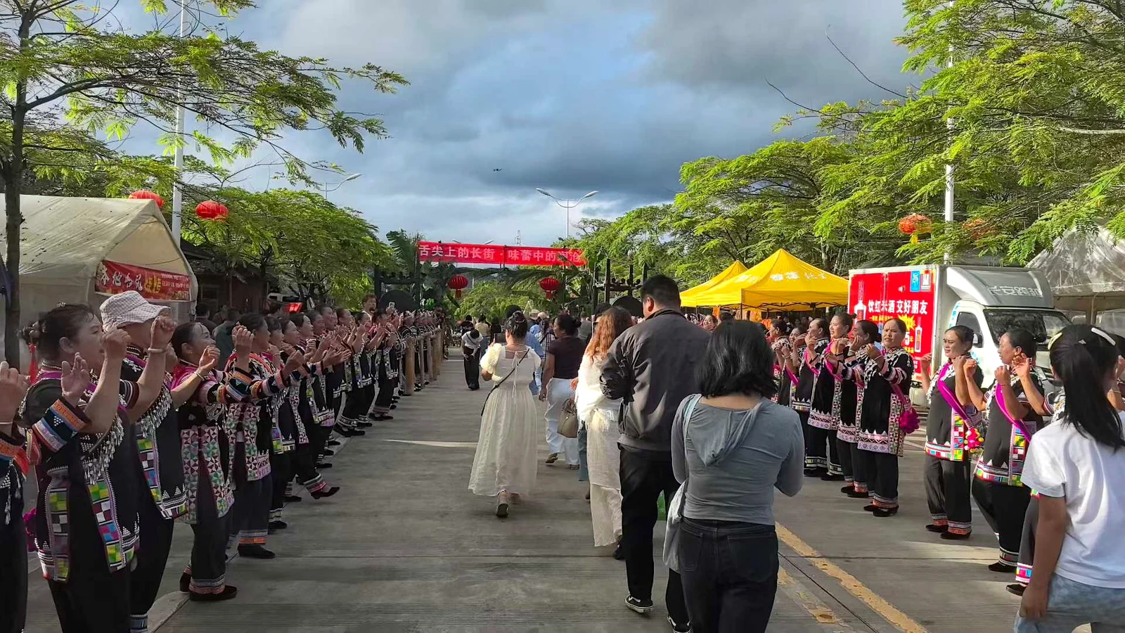 游客穿过澜沧长街宴迎宾通道