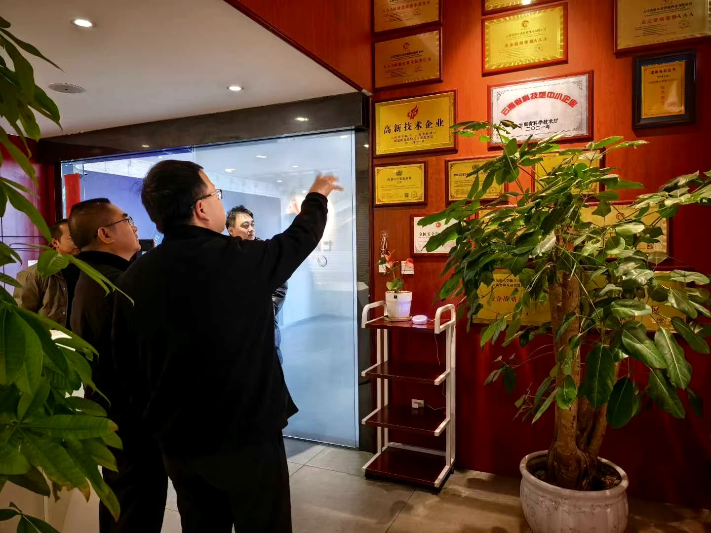 孟连县招商引资考察组了解七彩文旅企业资质与发展情况