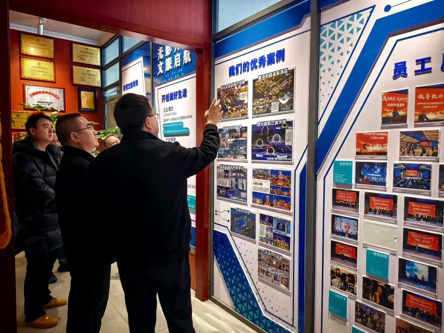 考察组了解七彩文旅项目案例与运营模式