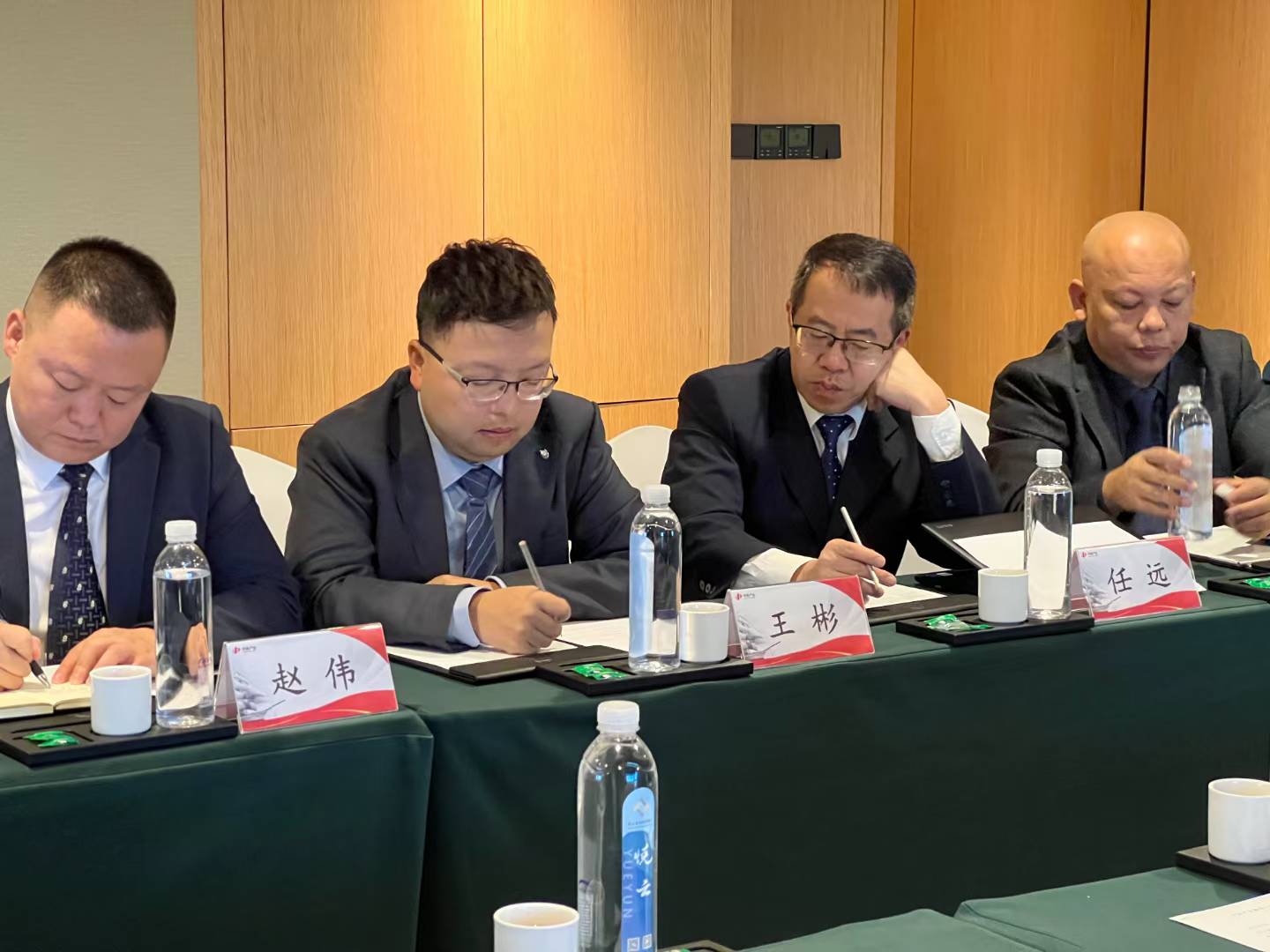 数字文旅发展部与中体产业集团代表在合作交流会上记录讨论内容