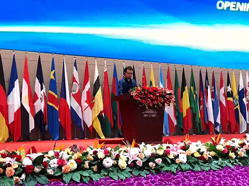 公司代表在南博会现场介绍企业业务